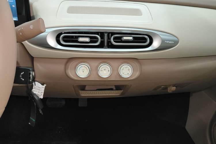 Used Wuling Hongguang MINIEV 2025 Four-Door Version Advanced Edition Audio And AC Panel