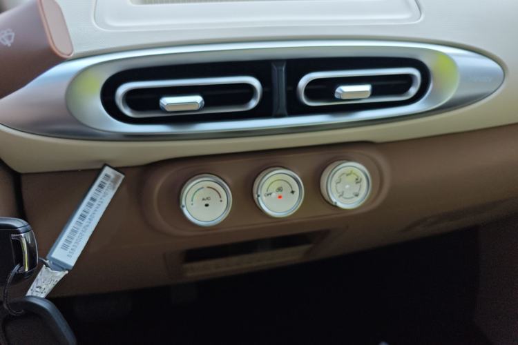 Used Wuling Hongguang MINIEV 2025 Four-Door Version Advanced Edition Audio And AC Panel