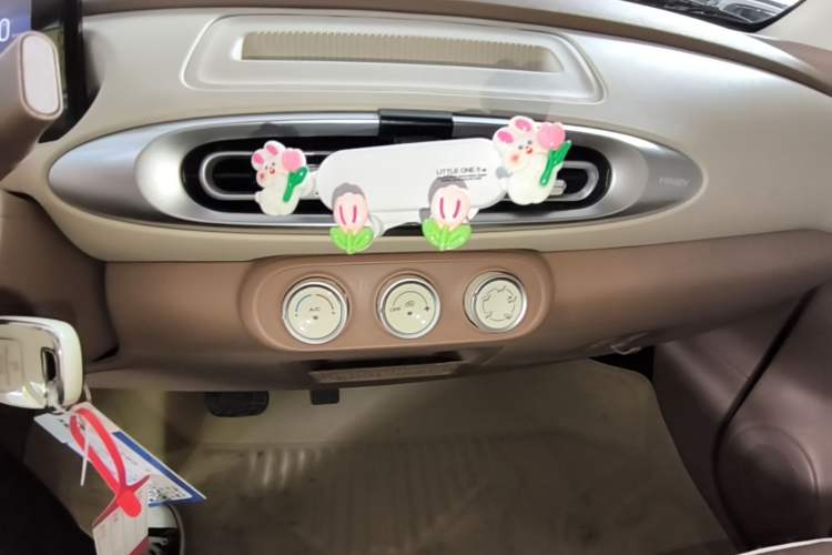 Used Wuling Hongguang MINIEV 2025 Four-Door Version Advanced Edition Audio And AC Panel