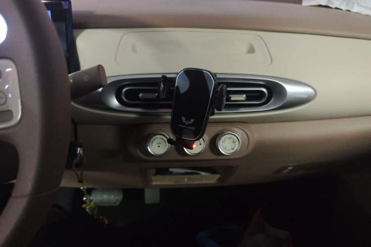 Used Wuling Hongguang MINIEV 2025 Four-Door Version Advanced Edition Audio And AC Panel