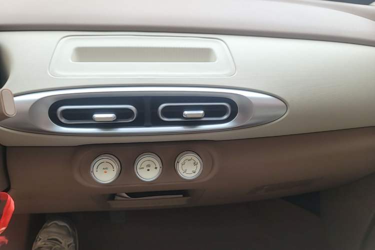 Used Wuling Hongguang MINIEV 2025 Four-Door Version Advanced Edition Audio And AC Panel