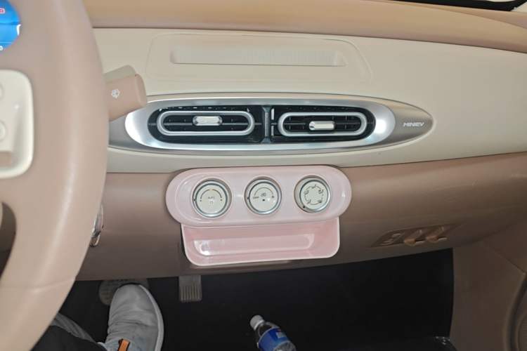 Used Wuling Hongguang MINIEV 2025 Four-Door Version Advanced Edition Audio And AC Panel