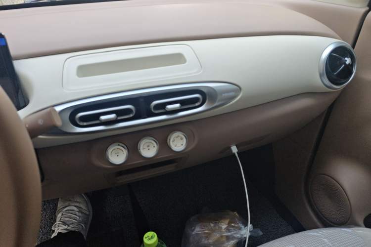 Used Wuling Hongguang MINIEV 2025 Four-Door Version Advanced Edition Audio And AC Panel