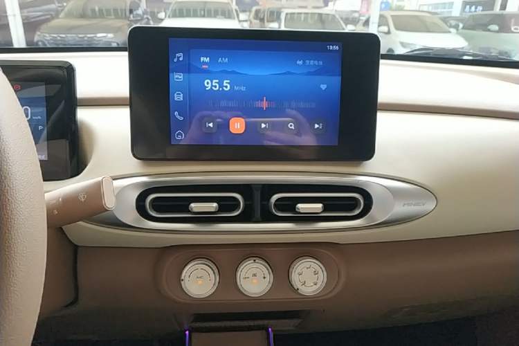 Used Wuling Hongguang MINIEV 2025 Four-Door Version Premium Edition Audio And AC Panel