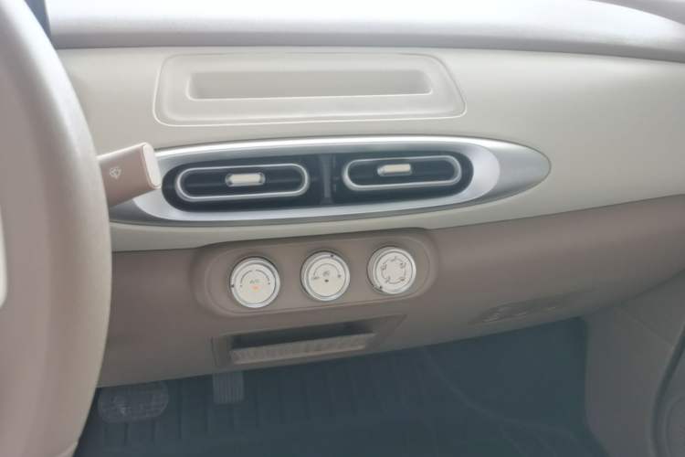 Used Wuling Hongguang MINIEV 2025 Four-Door Version Advanced Edition Audio And AC Panel