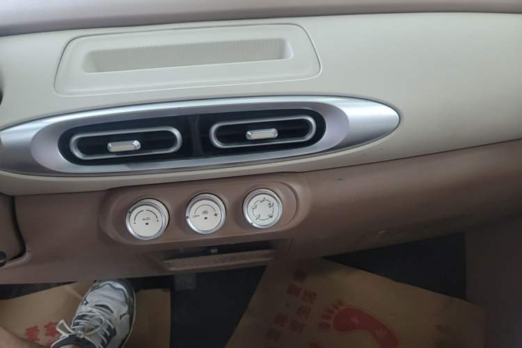 Used Wuling Hongguang MINIEV 2025 Four-Door Version Advanced Edition Audio And AC Panel