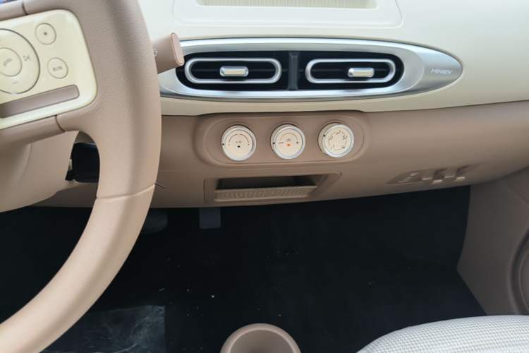 Used Wuling Hongguang MINIEV 2025 Four-Door Version Advanced Edition Audio And AC Panel