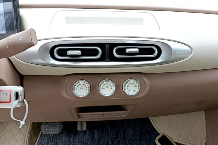 Used Wuling Hongguang MINIEV 2025 Four-Door Version Advanced Edition Audio And AC Panel