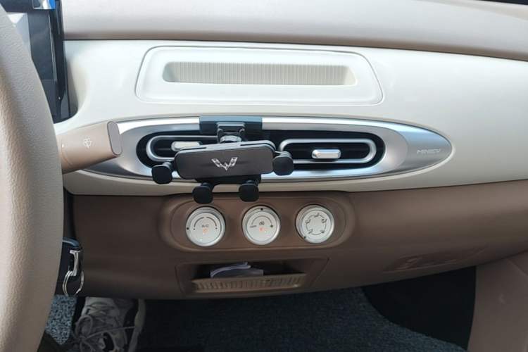 Used Wuling Hongguang MINIEV 2025 Four-Door Version Advanced Edition Audio And AC Panel
