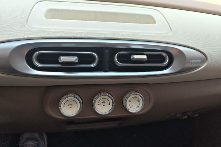 Used Wuling Hongguang MINIEV 2025 Four-Door Version Advanced Edition Audio And AC Panel