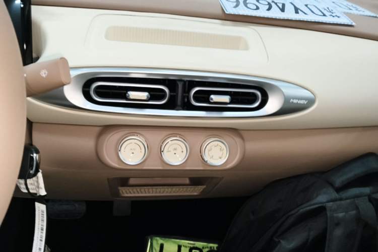 Used Wuling Hongguang MINIEV 2025 Four-Door Version Advanced Edition Audio And AC Panel