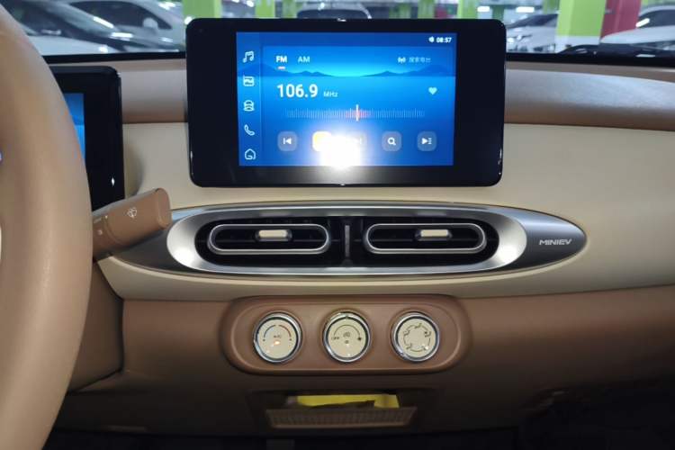 Used Wuling Hongguang MINIEV 2025 Four-Door Version Premium Edition Audio And AC Panel