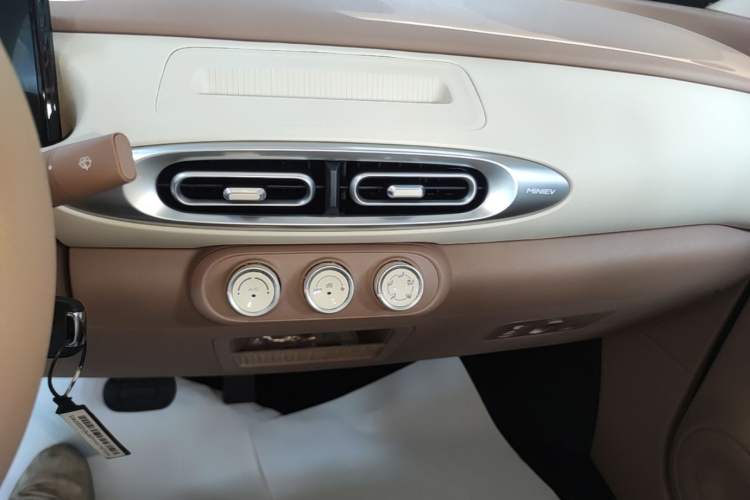 Used Wuling Hongguang MINIEV 2025 Four-Door Version Advanced Edition Audio And AC Panel