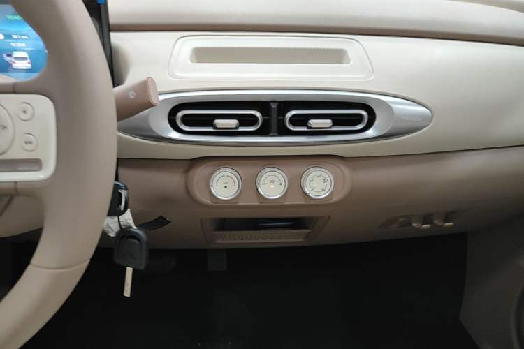 Used Wuling Hongguang MINIEV 2025 Four-Door Version Advanced Edition Audio And AC Panel