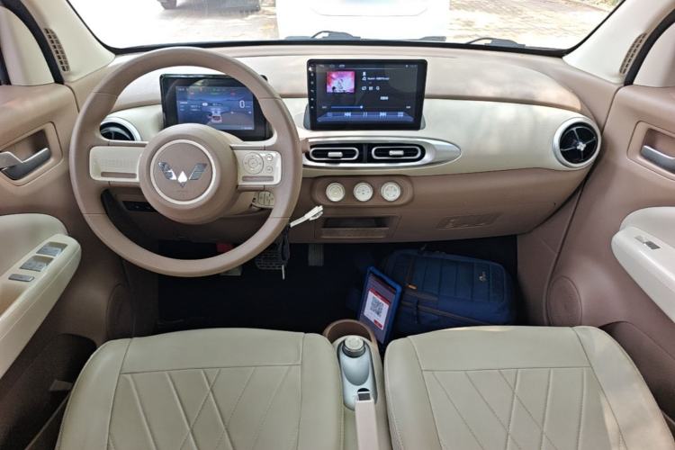 Used Wuling Hongguang MINIEV 2025 Four-Door Version Advanced Edition Center Console