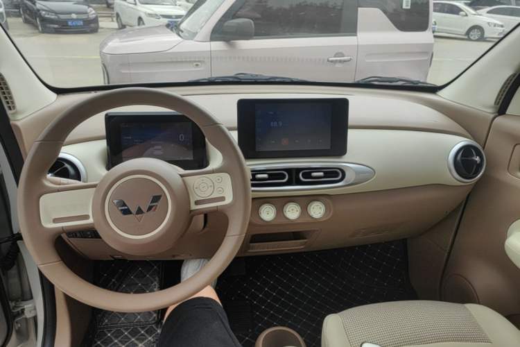 Used Wuling Hongguang MINIEV 2025 Four-Door Version Zhenxiang+ Edition Center Console