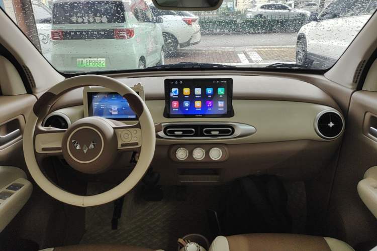 Used Wuling Hongguang MINIEV 2025 Four-Door Version Advanced Edition Center Console