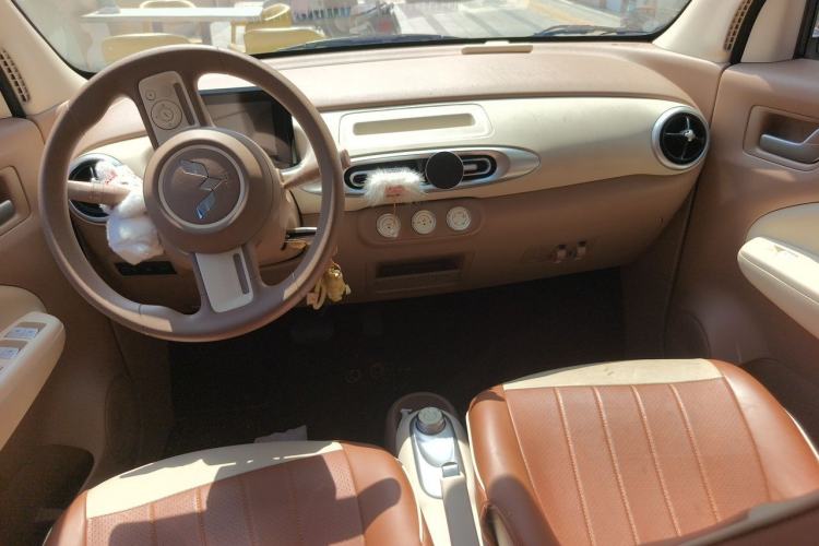 Used Wuling Hongguang MINIEV 2025 Four-Door Version Advanced Edition Center Console