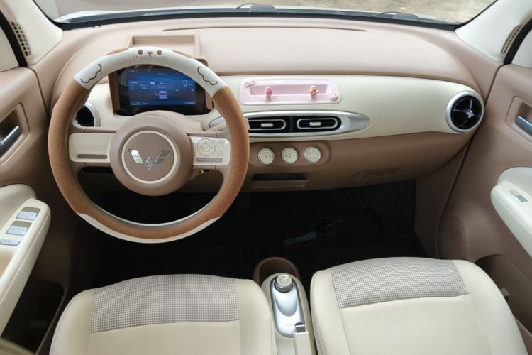 Used Wuling Hongguang MINIEV 2025 Four-Door Version Advanced Edition Center Console