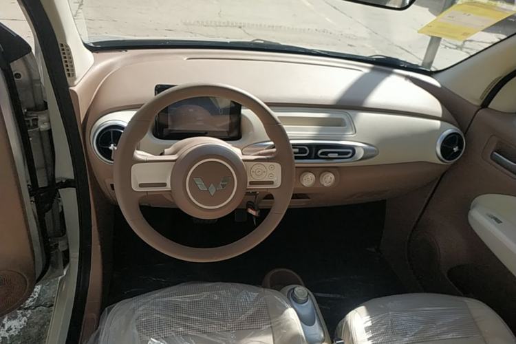 Used Wuling Hongguang MINIEV 2025 Four-Door Version Advanced Edition Center Console