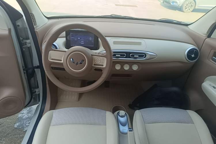 Used Wuling Hongguang MINIEV 2025 Four-Door Version Advanced Edition Center Console