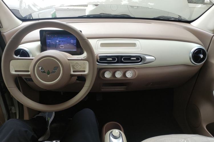 Used Wuling Hongguang MINIEV 2025 Four-Door Version Advanced Edition Center Console
