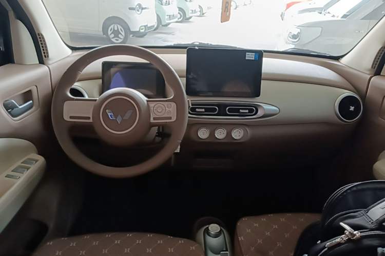 Used Wuling Hongguang MINIEV 2025 Four-Door Version Advanced Edition Center Console