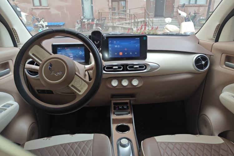 Used Wuling Hongguang MINIEV 2025 Four-Door Version Zhenxiang+ Edition Center Console