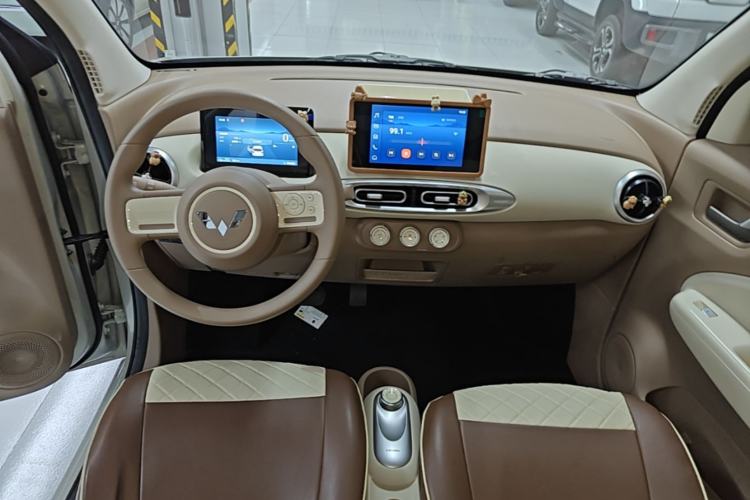 Used Wuling Hongguang MINIEV 2025 Four-Door Version Zhenxiang+ Edition Center Console