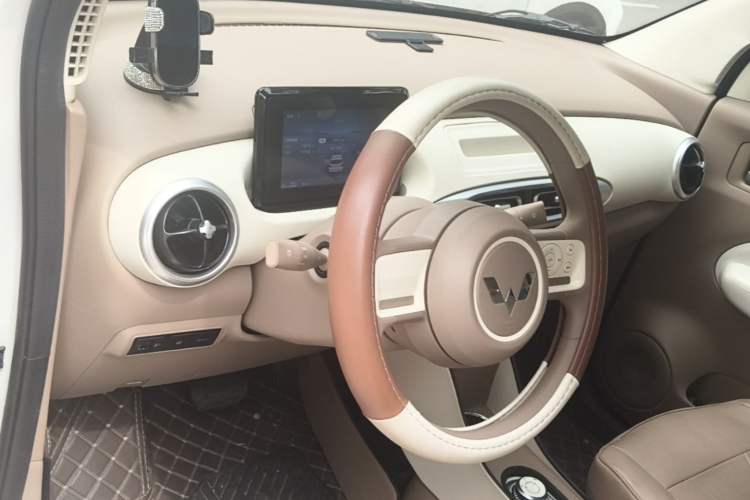 Used Wuling Hongguang MINIEV 2025 Four-Door Version Advanced Edition Center Console