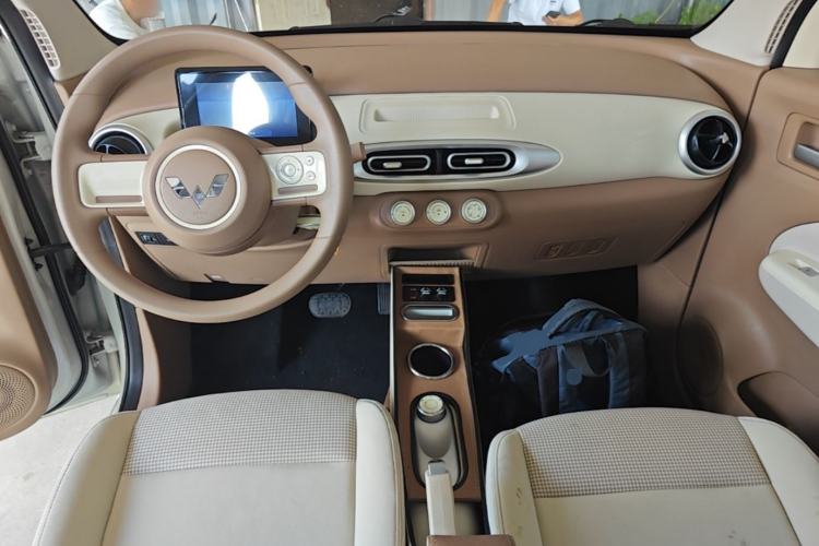 Used Wuling Hongguang MINIEV 2025 Four-Door Version Advanced Edition Center Console