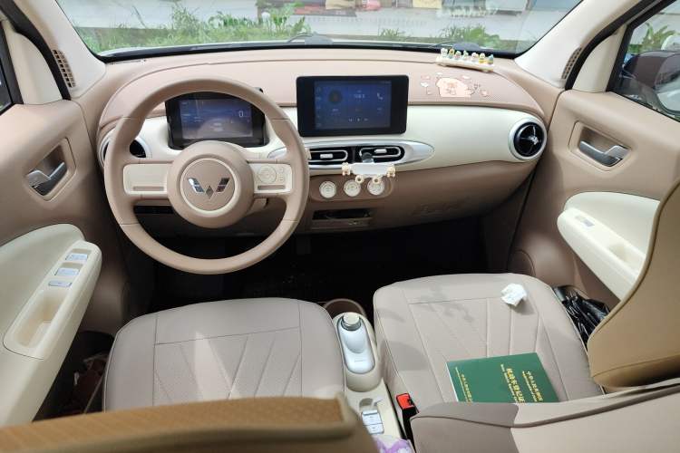 Used Wuling Hongguang MINIEV 2025 Four-Door Version Zhenxiang+ Edition Center Console