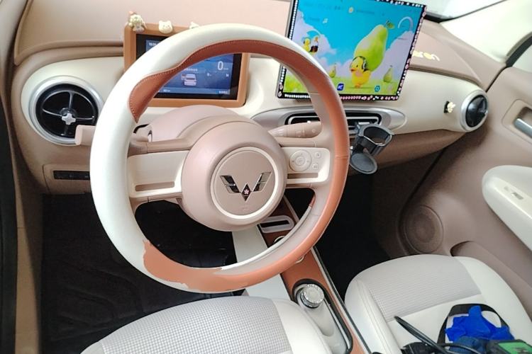 Used Wuling Hongguang MINIEV 2025 Four-Door Version Advanced Edition Center Console