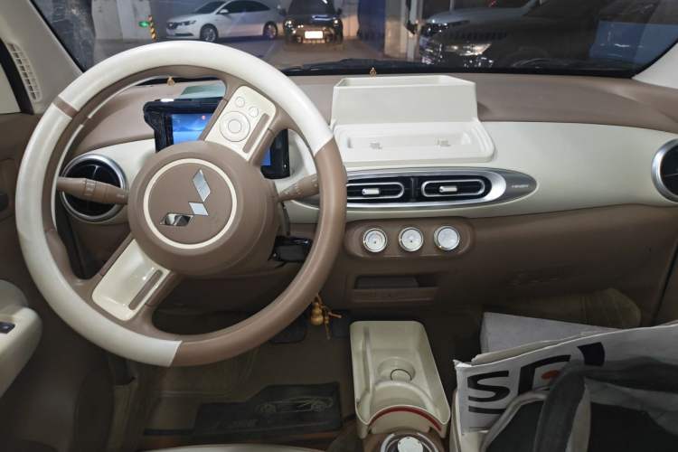 Used Wuling Hongguang MINIEV 2025 Four-Door Version Advanced Edition Center Console