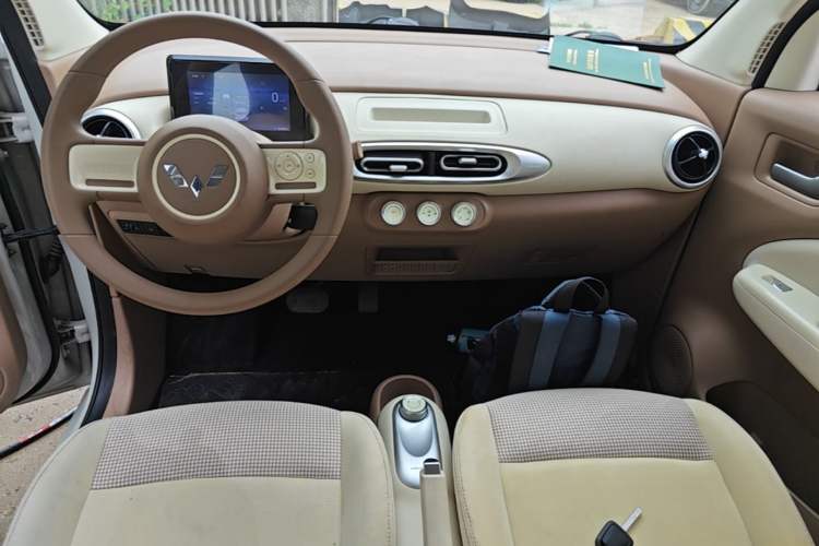 Used Wuling Hongguang MINIEV 2025 Four-Door Version Advanced Edition Center Console