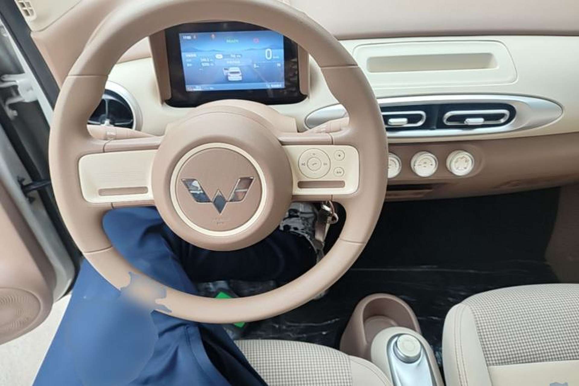 Used Wuling Hongguang MINIEV 2025 Four-Door Version Advanced Edition Center Console