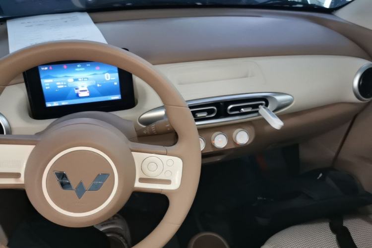 Used Wuling Hongguang MINIEV 2025 Four-Door Version Advanced Edition Center Console