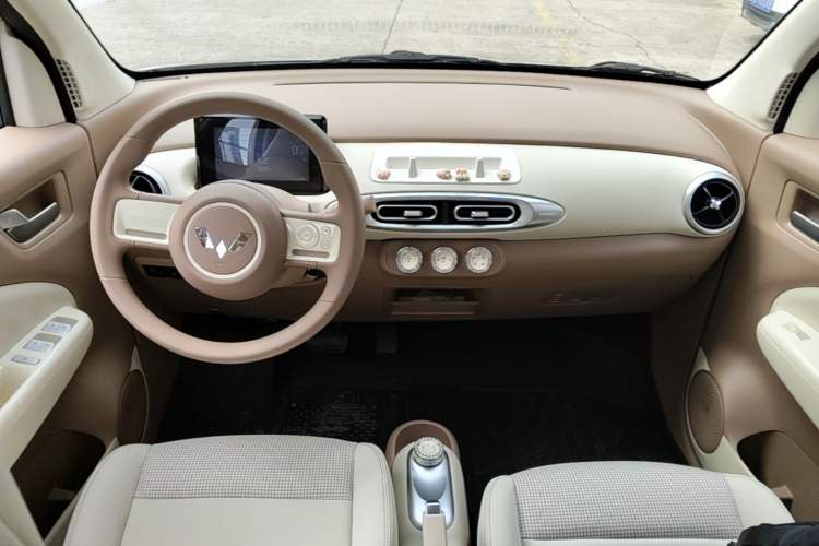 Used Wuling Hongguang MINIEV 2025 Four-Door Version Advanced Edition Center Console