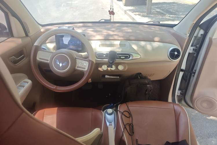 Used Wuling Hongguang MINIEV 2025 Four-Door Version Advanced Edition Center Console