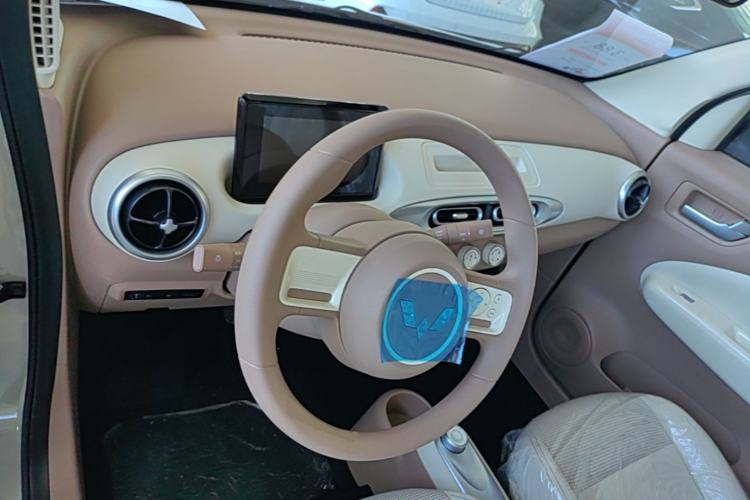 Used Wuling Hongguang MINIEV 2025 Four-Door Version Advanced Edition Center Console