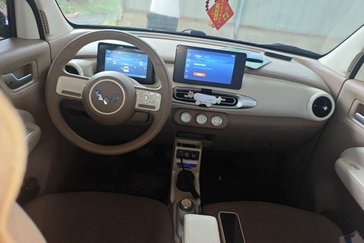 Used Wuling Hongguang MINIEV 2025 Four-Door Version Zhenxiang+ Edition Center Console