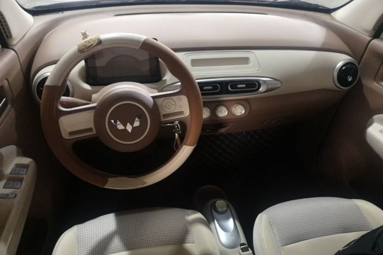 Used Wuling Hongguang MINIEV 2025 Four-Door Version Advanced Edition Center Console