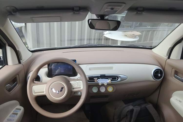 Used Wuling Hongguang MINIEV 2025 Four-Door Version Advanced Edition Center Console