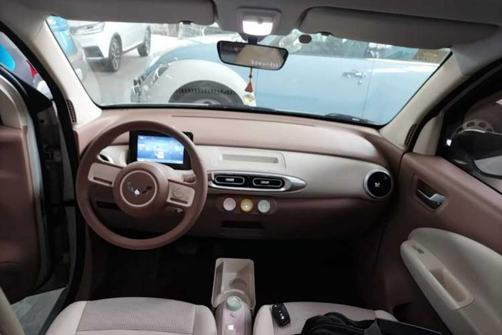Used Wuling Hongguang MINIEV 2025 Four-Door Version Advanced Edition Center Console