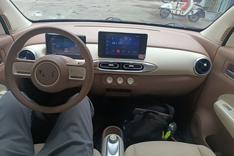Used Wuling Hongguang MINIEV 2025 Four-Door Version Zhenxiang+ Edition Center Console