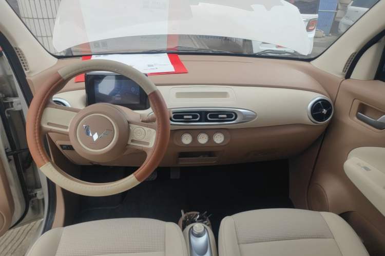 Used Wuling Hongguang MINIEV 2025 Four-Door Version Advanced Edition Center Console