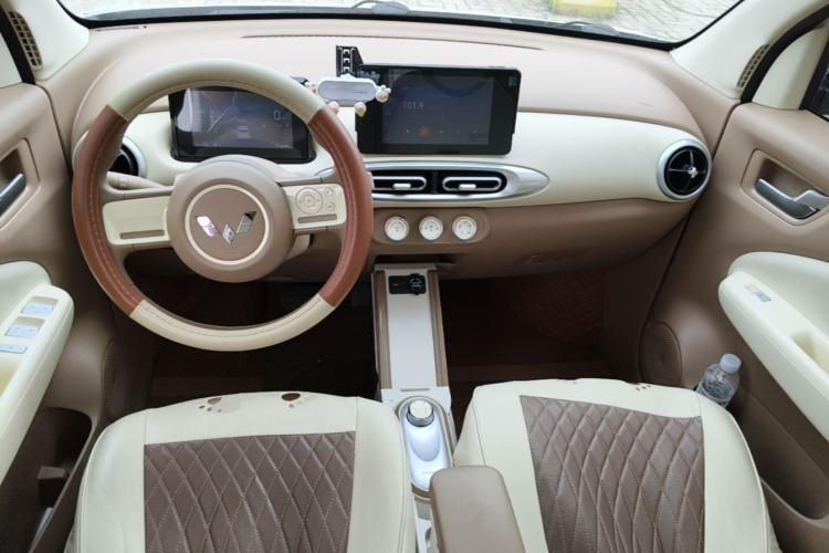 Used Wuling Hongguang MINIEV 2025 Four-Door Version Zhenxiang+ Edition Center Console