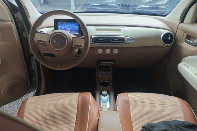 Used Wuling Hongguang MINIEV 2025 Four-Door Version Advanced Edition Center Console