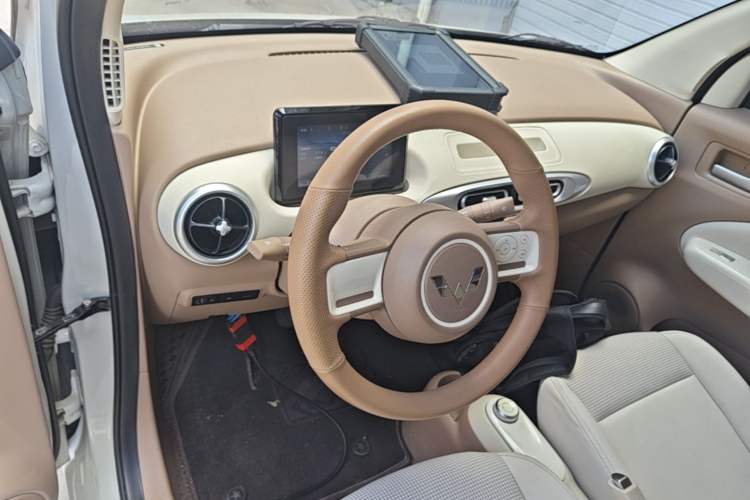 Used Wuling Hongguang MINIEV 2025 Four-Door Version Advanced Edition Center Console