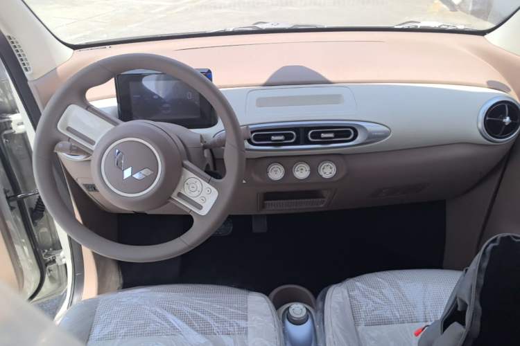 Used Wuling Hongguang MINIEV 2025 Four-Door Version Advanced Edition Center Console